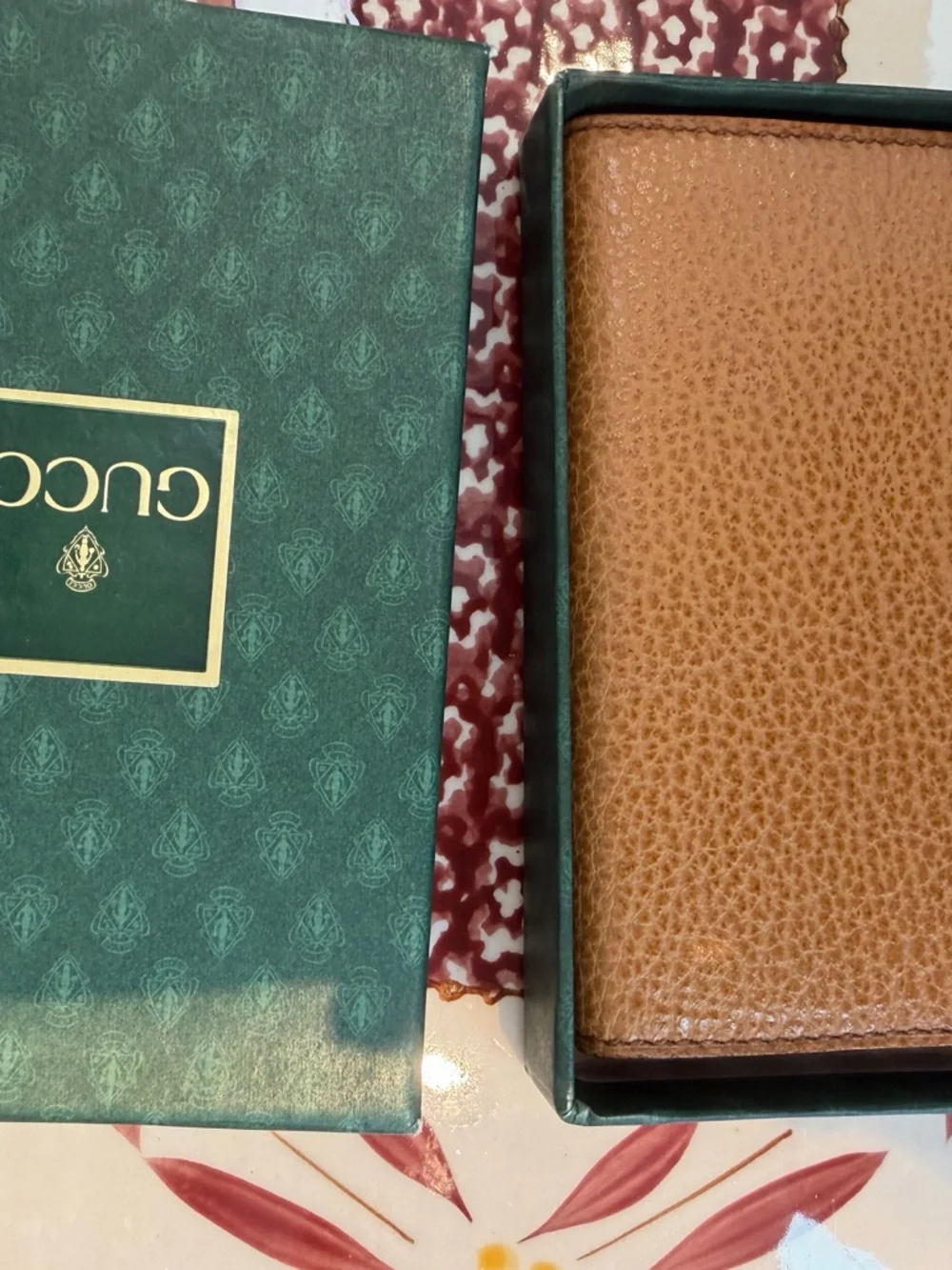 Gucci Classic Brown Leather Card Holder with Gold Accent - Picture 2 of 4